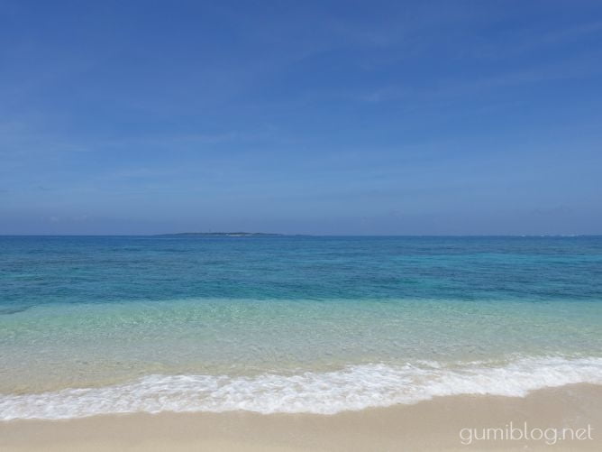 コマカ島の白く美しい砂浜と透明度バツグンのきれいな海