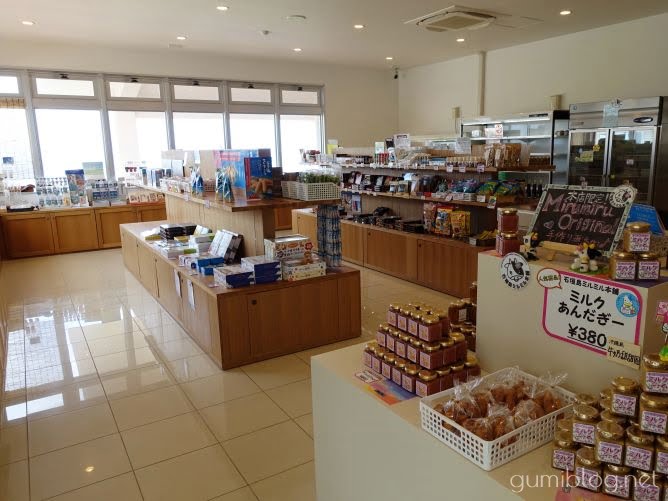 ミルミル本舗本店は石垣島の自家製ジェラート店はお土産屋も併設