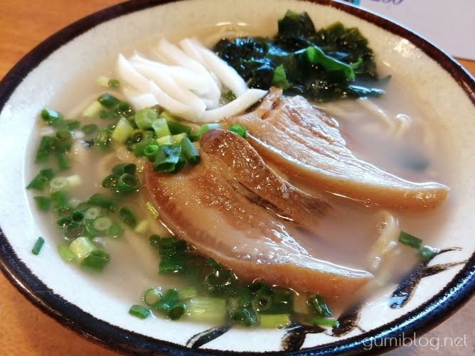 浦添の沖縄そば「てだこ」は白いスープ×もちもち麺で地元民に大人気