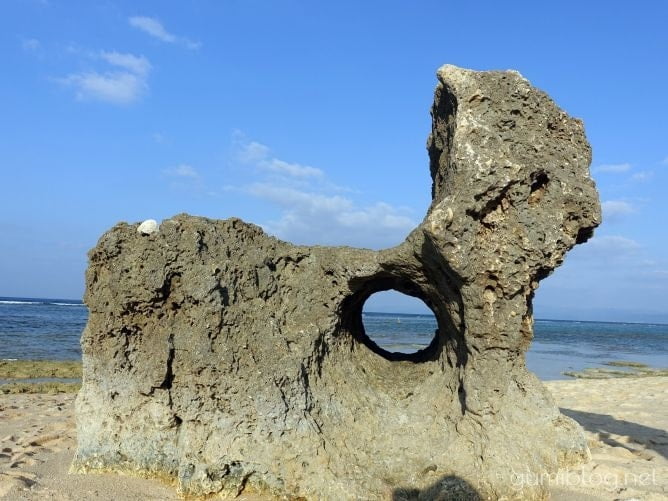 トケイ浜の円筒状空洞地形