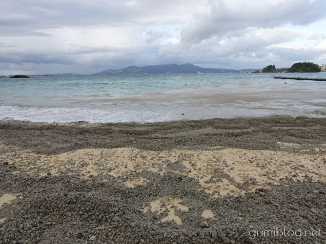 恩納村のホテル「ハレクラニ沖縄」のビーチにも大量の軽石