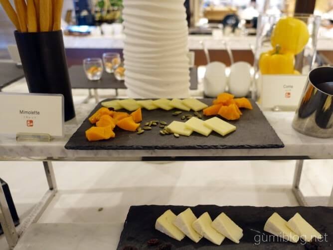 ハレクラニ沖縄の朝食ビュッフェのチーズ