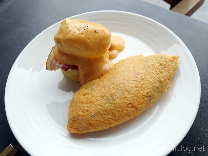 ハレクラニ沖縄の朝食ビュッフェのエッグベネディクトとオムレツ